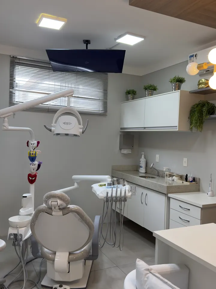 Consultório odontológico com cadeira e equipamentos