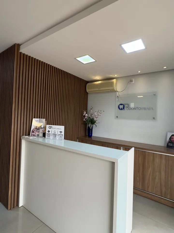 Recepção do Instituto Odontoprata com o logo na parede