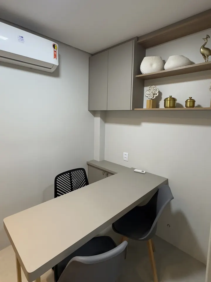 Sala reservada com mesa para conversar sobre o tratamento