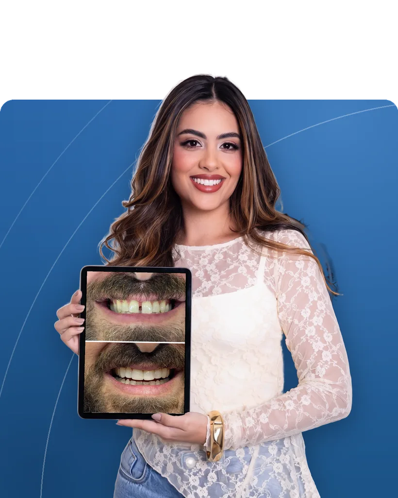 Dra. Ana Maria Petronilho Prata segurando um tablet com o antes e depois de lentes de contato dental feitas na clínica