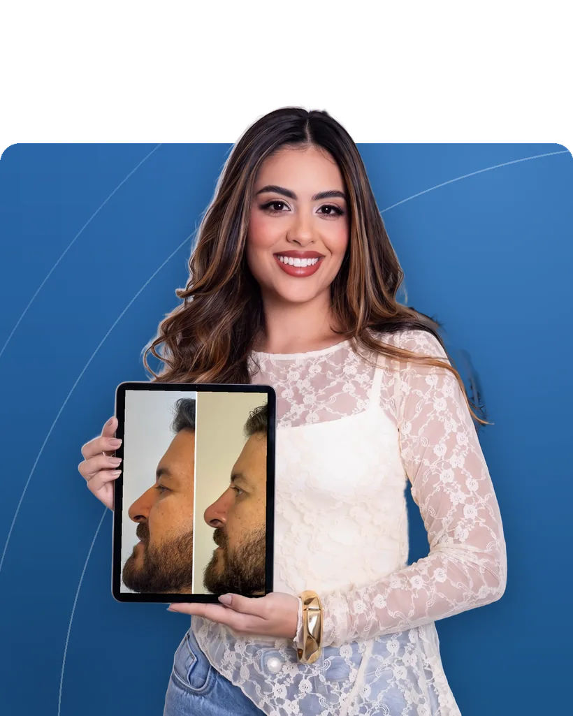 Dra. Ana Maria Petronilho Prata segurando um tablet com o antes e depois de uma rinomodelação feita na clínica