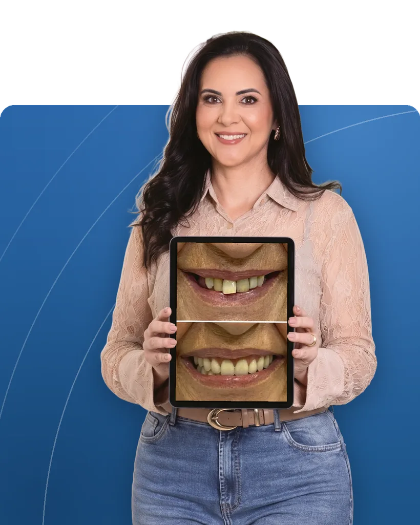 Dra. Gerusa Petronilho Prata segurando um tablet com o antes e depois de uma prótese feita na clínica